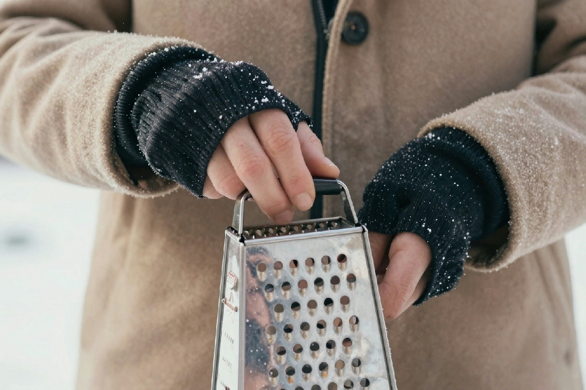 Cappotti come nuovi senza lavanderia: il metodo della grattugia per risparmiare e rinnovare